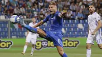 Striker Italia, Ciro Immobile, mengontrol bola saat melawan Israel pada laga kualifikasi Piala Dunia 2018 di Stadion Reggio Emilia, Italia, Selasa (5/9/2017). Italia menang 1-0 atas Israel. (AP/Luca Bruno)