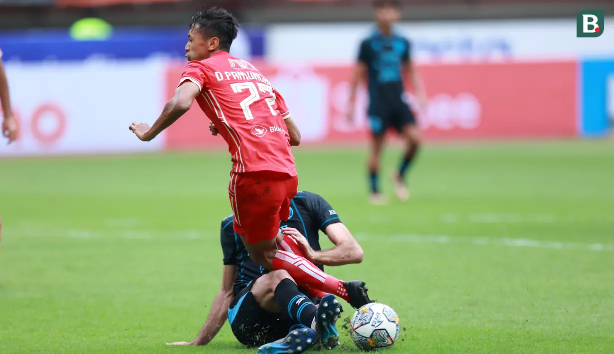 Pemain Persija Jakarta, Dony Tri Pamungkas, diadang pemain Arema FC pada laga BRI Liga 1 di Stadion Patriot Candrabhaga, Bekasi, Minggu (12/2/2023). Persija menang dengan skor 2-0. (Bola.com/M Iqbal Ichsan)