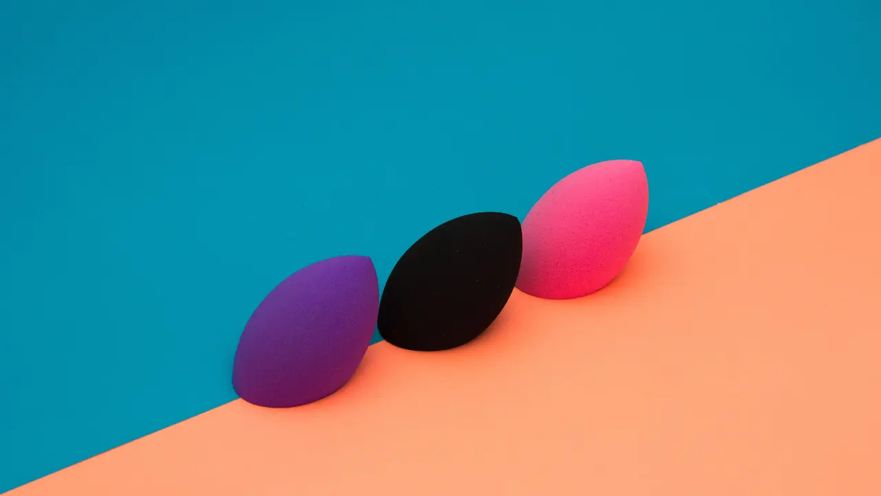 4 Cara Tepat Mengaplikasikan Foundation dengan Menggunakan Beauty Blender, Cegah Cakey