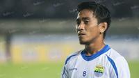 Gelandang Persib, Muhammad Taufiq, melakukan pemanasan jelang laga Torabika Soccer Championship 2016 melawan Sriwijaya FC di Stadion Si Jalak Harupat, Bandung, Sabtu (30/4/2016). (Bola.com/Vitalis Yogi Trisna)