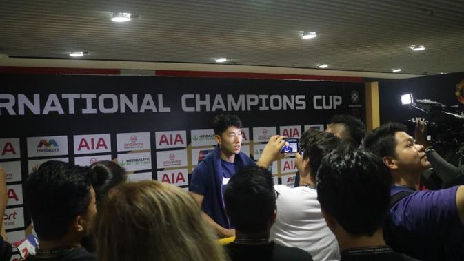 Son Heung-min sangat ramah kepada para wartawan di mixed zone. (Bola.com/Aditya Wicaksono)