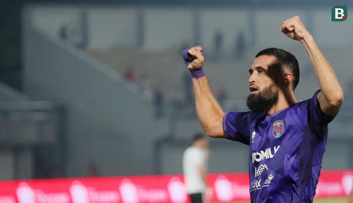 Bek tengah Timnas Uzbekistan, Javlon Guseynov saat ini tengah menjalani musim kedua bersama Persita Tangerang di BRI Liga 1 2023/2024. Ramadan 2024 menjadi kali kedua ia menjalani ibadah pusaa bersama Persita Tangerang. Sebelumnya ia juga telah menjalani ibadah puasa di Indonesia saat membela Borneo FC sejak 2018/2019 hingga tengah musim 2022/2023. (Bola.com/M Iqbal Ichsan)