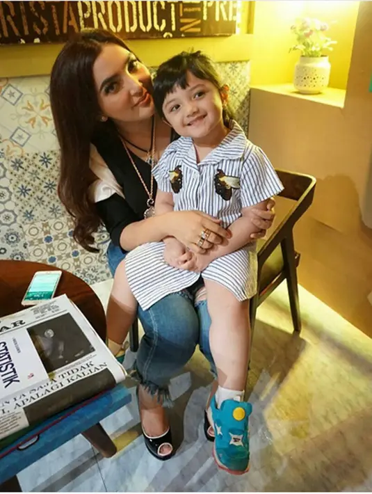 Tidak hanya mengidolakan penyanyi dangdut yang sedang naik daun, Via Vallen. Anak pertama pasangan penyanyi Ashanty dan musisi yang kini Anggota DPR, Anang Hermansyah juga mengidolakan kakaknya, Aurel Hermansyah. (Instagram/ashanty_ash)