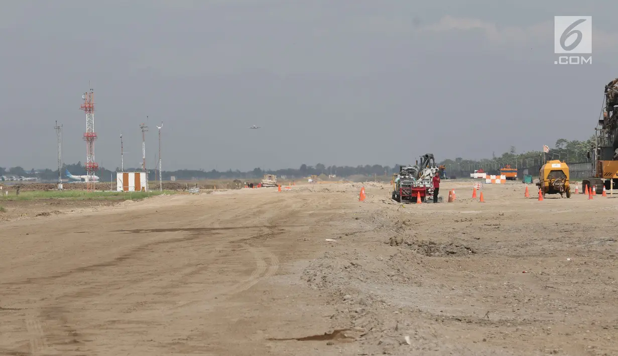 Alat berat terlihat di proyek pembangunan runway dan taxiway 3 di Bandara Soekarno-Hatta, Tangerang, Kamis (21/6). Pembangunan taxiway dan runway ketiga dapat membantu mengurai lalu lintas udara yang kian padat di Soetta. (Liputan6.com/Angga Yuniar)