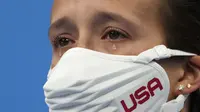 Jessica Parratto, dari Amerika Serikat meneteskan air mata usai berhasil mendapatkan medali perak dalam final loncat indah 10 meter putri Olimpiade Tokyo 2020 di Tokyo Aquatics Center, Selasa (27/7/2021). (Foto: AP/Dmitri Lovetsky)