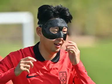 Kapten timnas Korea Selatan (Korsel) Son Heung-min mengenakan masker pelindung saat mengikuti sesi latihan di Al Egla Training Site 5 di Doha, Rabu (16/11/2022). Pulih dari cedera wajah, Son Heung-min mengenakan masker pelindung selama sesi latihan pertamanya dengan tim nasional menjelang dimulainya Piala Dunia 2022 Qatar. (Jung Yeon-je / AFP)