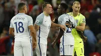 Pemain Inggris, Joe Hart, Danny Welbeck, Phil Jones dan Jake Livermore merayakan kemenangan atas Slovakia pada laga grup F kualifikasi Piala Dunia 2018 di Wembley stadium, London, (4/9/2017). Inggris menang 2-1. (AP/Kirsty Wigglesworth)