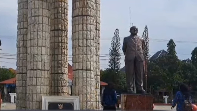 Selain Kena Tenda, Ini Sederet Fakta Kepala Patung Soekarno di Indramayu Miring