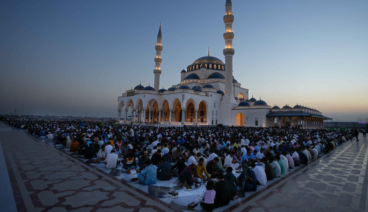 Para jamaah Muslim menunggu sebelum memulai Iftar, yaitu makan atau minum yang mengakhiri puasa seharian, selama bulan suci Ramadan di Masjid Agung Sharjah, dekat Dubai, Uni Emirat Arab, Jumat 27 Februari 2026. Masjid Agung Sharjah merupakan salah satu yang terbesar di Uni Emirat Arab. (AP Photo/Altaf Qadri)