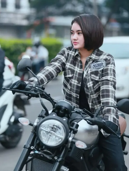 Tak tanggung-tanggung, Janis Kareem Aneira bisa memakai motor besar yang identik dengan motor laki-laki. (FOTO: instagram.com/janisaneira/)