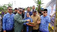 Bupati Garut Rudy Gunawan bersama petani dan staf dinas Pertanian melakukan panen perdana kentang di Kecamatan Cisurupan, Garut, Jawa Barat. (Liputan6.com/Jayadi Supriadin)
