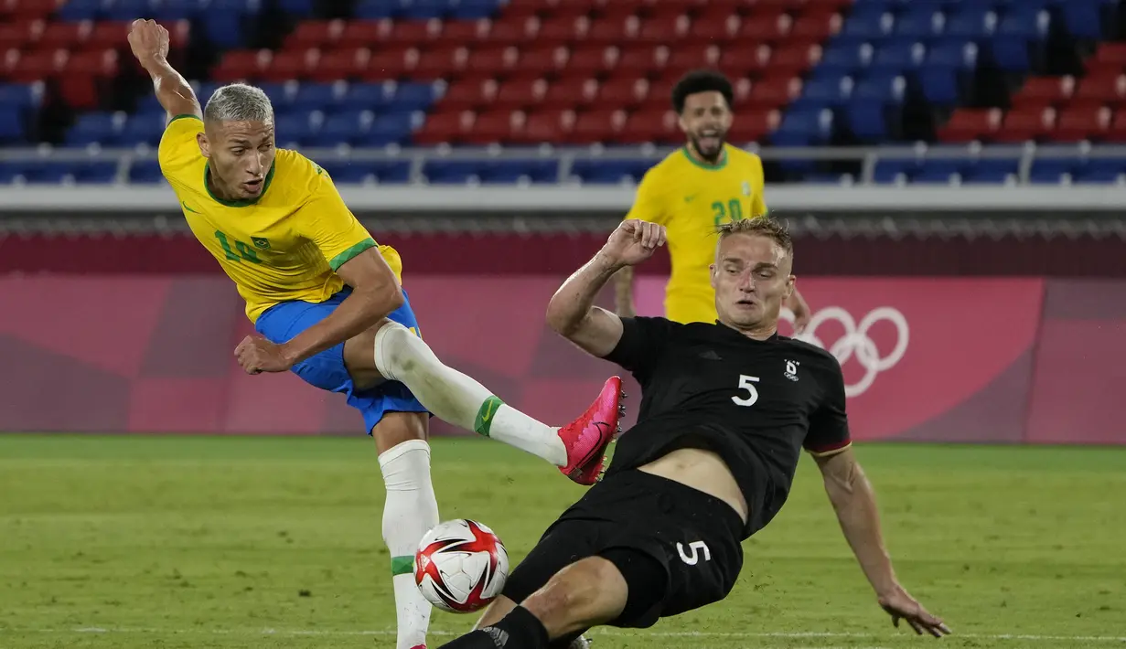 Richarlison. Striker Brasil berusia 24 tahun yang saat ini memperkuat Everton sejak 3 musim lalu ini telah mencetak 5 gol. Tiga gol dicetaknya saat mengalahkan Jerman 4-2 dan 2 gol saat mengalahkan Arab Saudi 3-1. (Foto: AP/Kiichiro Sato)