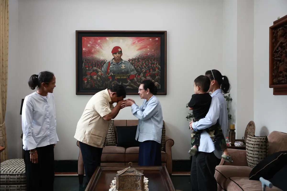 Calon presiden nomor urut 2, Prabowo Subianto, mengunjungi Siti Hardjanti, istri almarhum Jenderal TNI (Purn) Wismoyo Arismunandar di kediamannya di Bambu Apus, Cipayung, Jakarta Timur, Kamis (15/2/2024). (Merdeka.com/Muhammad Genantan Saputra)