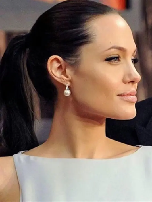 Baru-baru ini Jolie telah menyelesaikan filmnya yang berjudul “FIRST THEY KILLED MY FATHER” bersama Maddox. Secara perlahan, Jolie pun sudah mulai menata kehidupannya kembali di tengah proses cerai. (Instagram/Angelinajolieofficial)