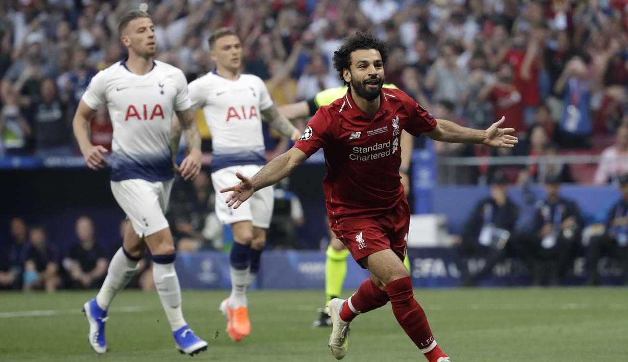 Penyerang Liverpool, Mohamed Salah, melakukan selebrasi usai membobol gawang Tottenham Hotspur pada laga Liga Champions 2019 di Stadion Wanda Metropolitano, Madrid, Minggu (2/6). Liverpool menang 2-0 atas Tottenham Hotspur. (AP/Felipe Dana)