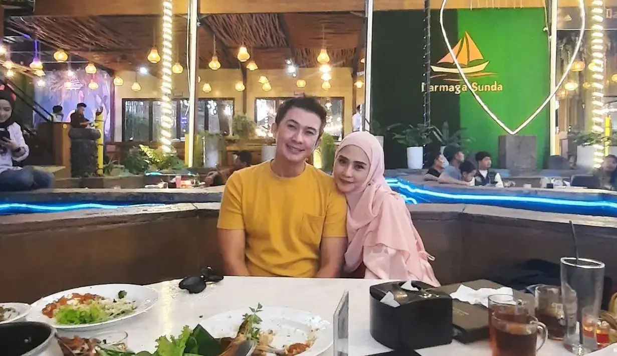 Meski Mandala sebagai artis, tidak membuat hati Deanova luluh. Istri Mandala mengaku saat itu tidak hanya Mandala, tapi ada beberapa pria yang nembak. Deanova melihat Mandala berbeda dengan pria-pria yang dekat dengannya. [Instagram/denova_zaes]