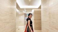 Balutan baju khas India lengkap dengan kain sari berwarna merah muda perpaduan oren membuatnya sangat anggun.  Penampilan pemilik nama lengkap Ayu Rosmalina saat mengenakan busana India ini banjir pujian netizen. (Instagram/ ayutingting92)