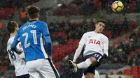 Pemain Tottenham Hotspur Erik Lamela menyundul bola saat menghadapi Rochdale pada laga ulangan (replay) babak 16 besar Piala FA di Satdion Wembley, Kamis (1/3). Tottenham Hotspur maju ke perempat final usai menang telak 6-1. (AP/Matt Dunham)