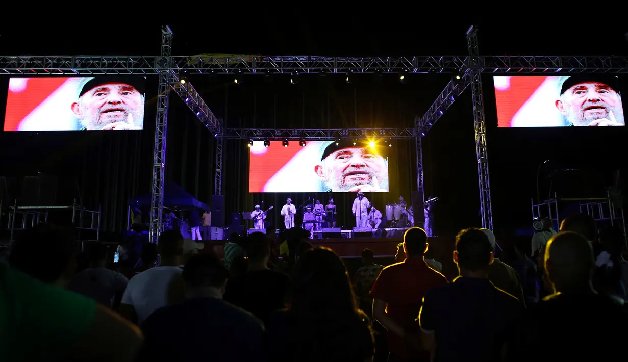 Konser perayaan ulang tahun mantan presiden Kuba Fidel Castro di Havana , Kuba , (13/8). Fidel Castro adalah pemimpin revolusi Kuba pada 1959 dan membangun negara itu menjadi negara komunis (REUTERS / Alexandre Meneghini)