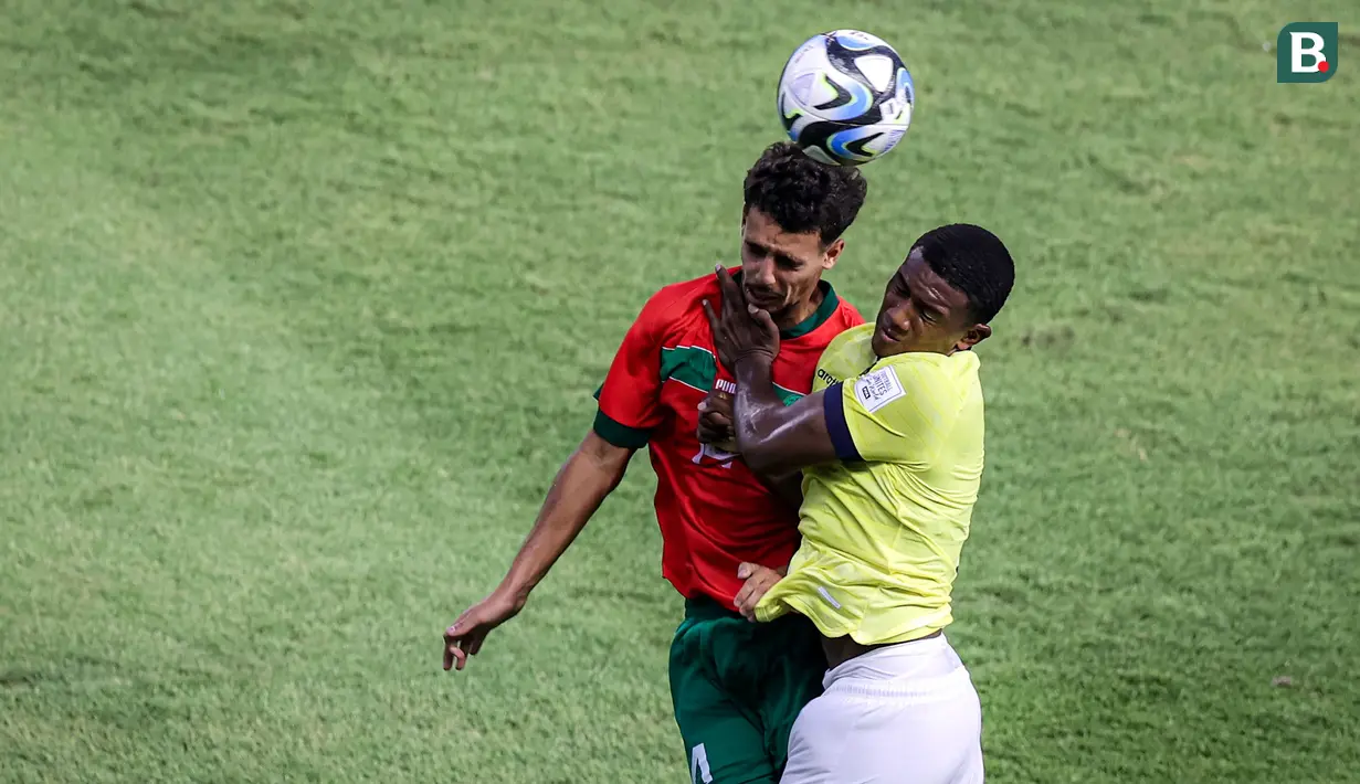 <p>Pemain Timnas Maroko U-17, Yasser Al Essaiti (kiri) berduel udara dengan pemain Timnas Ekuador U-17, Jairo Reyes pada laga kedua Grup A Piala Dunia U-17 2023 di Stadion Gelora Bung Tomo (GBT), Surabaya, Senin (13/11/2023). (Bola.com/Bagaskara Lazuardi)</p>