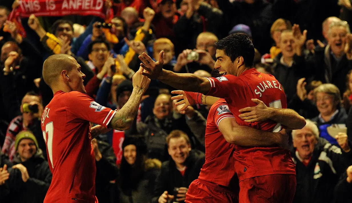 Liverpool 2013/2014. Pada musim 2013/2014, musim kedua Brendan Rodgers mengarsiteki Liverpool, ia mampu membawa The Reds finis di posisi runner-up di bawah Manchester City. Luis Suarez dkk mampu bersaing hingga laga terakhir dengan Man City. Total, Luis Suarez dkk mampu mencetak gol di atas seratus, yaitu 101 gol. (AFP/Paul Ellis)