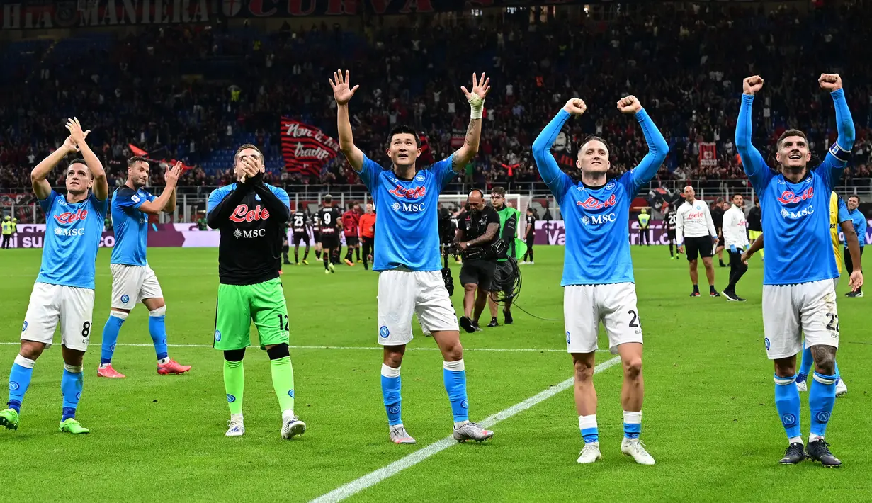 Napoli berhasil menduduki puncak klasemen Serie A Italia 2022/2023 dengan raihan 29 poin dari 11 laga. Klub berjuluk Partenopei itu juga belum terkalahkan di Liga Champions. Catatan positif ini tentu berkat kontribusi pemain mereka yang mampu tampil apik. Berikut 5 pemain andalan Napoli di Liga Italia. (AFP/Miguel Medina)