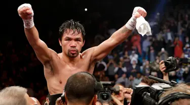 Petinju asal Filipina, Manny Pacquiao merayakan kemenangannya melawan Adrien Broner dalam pertandingan tinju kelas welter WBA di Las Vegas (19/1). Pacquiao  menang lewat kemenangan angka mutlak, 117-111, 116-112, dan 116-112. (AP Photo/John Locher)