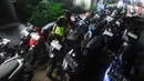 Petugas menata motor yang diberangkatkan dalam program mudik motor gratis Lebaran 2024  di Terminal Pondok Cabe, Tangerang Selatan, Banten, Jumat (5/4/2024). (merdeka.com/Arie Basuki)