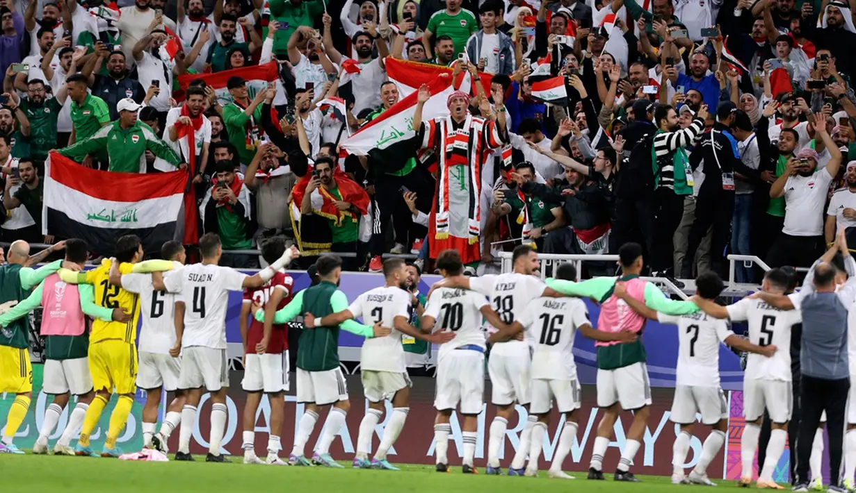 Di menit 75, Irak menjauh setelah pemain pengganti Aymen Hussein ikut mencetak gol. Hussein memenangi duel udara dengan Rizky Ridho. Tanpa ampun, Hussein menyambar bola liar di kotak penalti dengan sepakan keras menghujam gawang Ernando. Skor 1-3 untuk Irak bertahan sampai peluit panjang ditiup wasit. (AP Photo/Hussein Sayed)