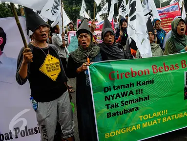 Massa membentangkan spanduk ketika menggelar aksi protes di Istana Negara, Jakarta, Senin (10/10). Mereka menolak pembukaan kembali bongkar muat batubara di Pelabuhan Cirebon yang akan mengakibatkan banyak warga terkena ISPA. (Liputan6.com/Faizal Fanani)