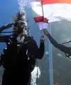 Berbagai cara mengibarkan bendera merah putih saat perayaan kemerdekaan Republik Indonesia. Salain diatas gunung, di dalam laut sering dilakukan. Chua Kotak salah satu selebriti yang pernah mengibarkan merah putih dalam air. (dok.liputan6)