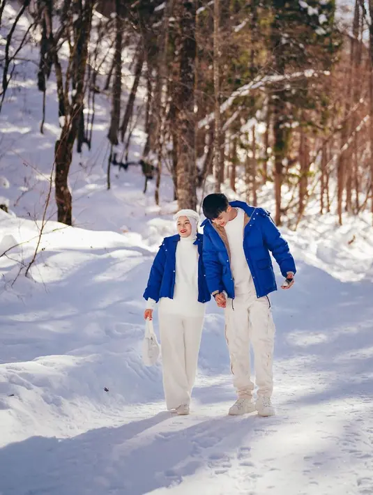 Dinda Hauw kerap menunjukkan momen-momennya saat hamil di Instagram. @rey_mbayang.