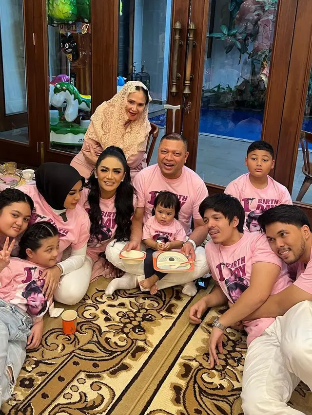 Perayaan ultah pertama Ameena putri Atta dan Aurel (Instagram/krisdayantilemos)