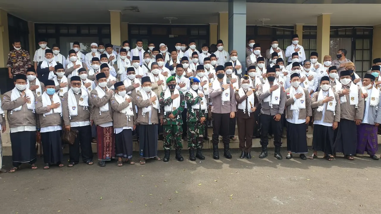 Kapolres Garut AKBP Wirdhanto Hadicaksono bersama ratusan kiai di Garut setelah pengukungan pengurus Dai Kamtibmas Polres Garut.