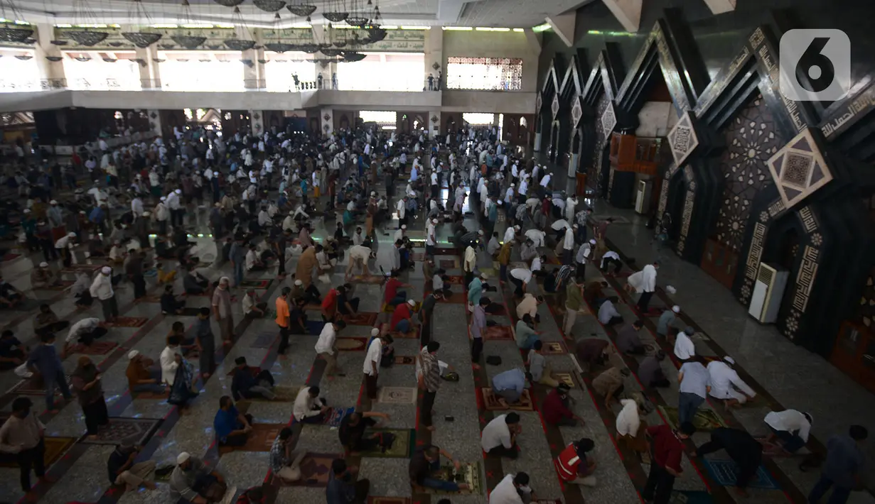 Jemaah melaksanakan ibadah salat Jumat di Masjid Agung At-Tin, Jakarta, Jumat (5/6/2020). Sejumlah masjid di Jakarta menggelar salat Jumat karena sudah memasuki masa PSBB transisi menuju new normal. (merdeka.com/Imam Buhori)