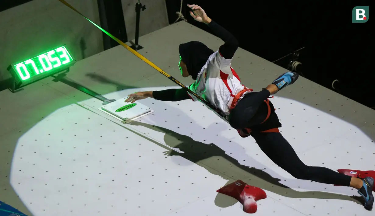 Atlet panjat tebing Indonesia, Nurul Iqamah berkompetisi pada kualifikasi nomor speed putri Kejuaraan Dunia Panjat Tebing IFSC 2023 seri Jakarta di Lot 6, Kompleks Stadion Utama Gelora Bung Karno, Jakarta, Indonesia, Sabtu (06/05/2023). Indonesia berhasil meloloskan 10 (5 putra dan 5 putri) pada babak kualifikasi. (Bola.com/Bagaskara Lazuardi)