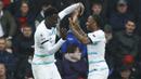Selebrasi pemain Chelsea, Raheem Sterling (kanan) dan Benoit Badiashile yang mencetak gol kedua bagi timnya ke gawang Bournemouth dalam pertandingan lanjutan pekan ke-35 Liga Inggris 2022/2023 yang berlangsung di Vitality Stadium, Sabtu (6/5/2023). (AFP/Ian Kington)