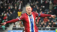Striker Norwegia, Erling Haaland, merayakan tiga golnya ke gawang Kazakhstan pada lanjutan UEFA Nations League, Senin (18/11/2024) dini hari WIB. (Jure Makovec / AFP)