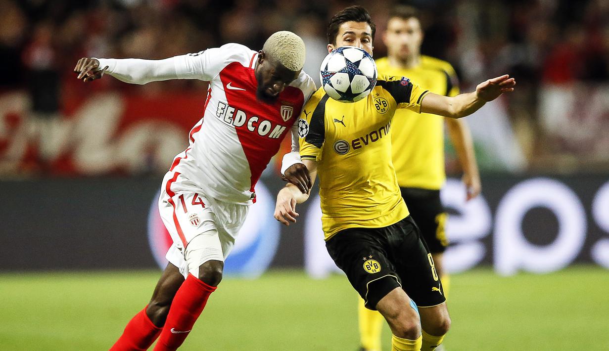 Gelandang AS Monaco, Tiemoue Bakayoko, berebut bola dengan pemain Dortmund, Nuri Sahin pada laga perempat final liga Champions di Stadion Stade Louis II, Monaco, (03/05/2017). (EPA/Gulliaume Horcajuelo)