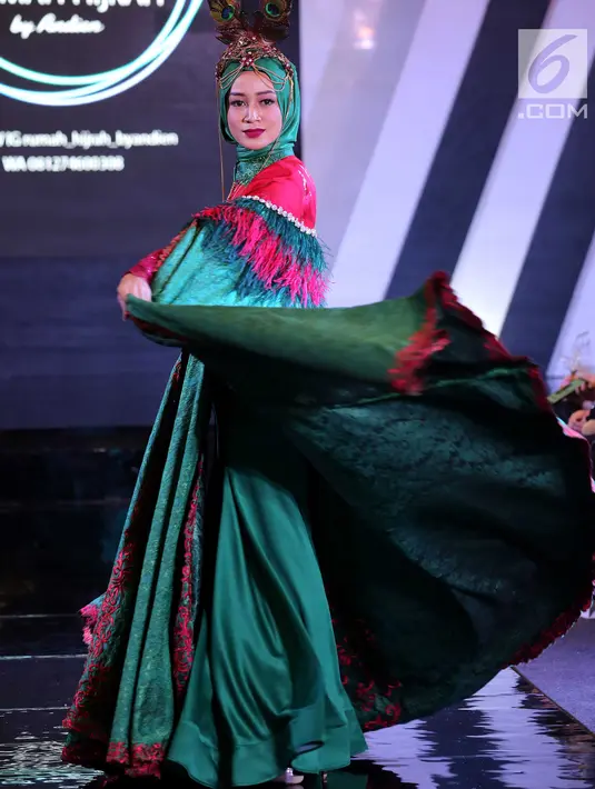 Model membawakan busana pada acara Palembang Fashion Week (PFW) 2019 di Palembang Icon, Sumsel, Minggu (10/3). PFW menjadikan Palembang Icon sebagai mal fashion bagi masyarakat Palembang yang mencari trend, mode dan gaya. (Liputan6.com/Fery Pradolo)