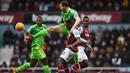 3. Bek Sunderland, John O'Shea, berebut bola dengan pemain West Ham, Michail Antonio pada laga Liga Premier Inggris di Stadion Upton Park, Sabtu (27/2/2016). West Ham berhasil menaklukan Sunderland 1-0. (Reuters/Tony O'Brien)
