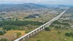 Foto dari udara menunjukkan jembatan besar Lali di jalur kereta cepat Guiyang-Nanning di Wilayah Dushan, Provinsi Guizhou, China barat daya (20/10/2020). Jalur kereta cepat Guiyang-Nanning dirancang untuk dapat dilalui kereta dengan kecepatan maksimum 350 kilometer per jam. (Xinhua/Liu Xu)