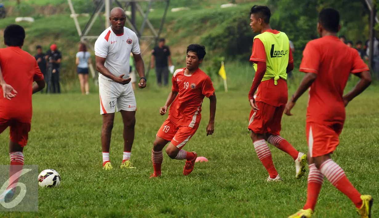 Sejumlah pemain Persija saat latihan di NYTC Sawangan, Depok (24/2/2016). Latihan ini persiapan Persija mengarungi turnamen Piala Bhayangkara dan Indonesia Super Competition (ISC) 2016. (Liputan6.com/Helmi Fithriansyah)