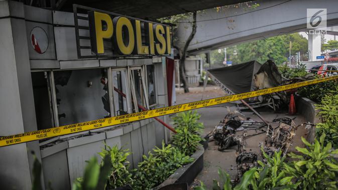 Sejumlah motor hangus terbakar oleh massa di fly over simpang Tomang, Jakarta, Kamis (26/9/2019). Aksi anarkistis ini membuat ruas Jalan S. Parman menuju Slipi ditutup. (Liputan6.com/Faizal Fanani)