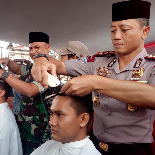 Ketika Polisi Alih Profesi Jadi Tukang Cukur Di Garut Regional