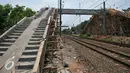 Proyek pembangunan jembatan penyeberangan orang (JPO) di Stasiun Pasar Minggu Baru, Jakarta (30/11). Proyek yang menghabiskan dana APBD sekitar Rp 800 juta merupakan upaya mengurangi angka kecelakaan di lintasan kereta api. (Liputan6.com/Yoppy Renato)