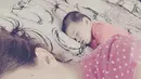 Nikita Mirzani sedang menghabiskan waktu bersama buah hati kesayangannya. Foto ini diunggah beberapa hari sebelum penangkapan dirinya. (via instagram/@nikitamirzanimawardi)