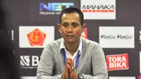 Pelatih Arema Cronus, Joko Susilo membeberkan penyebab kekalahan 1-2 timnya dari Mitra Kukar pada leg pertama semifinal Piala Jenderal Sudirman di Stadion Aji Imbut, Tenggarong, Sabtu (9/1/2016). (Bola.com/Kevin Setiawan)