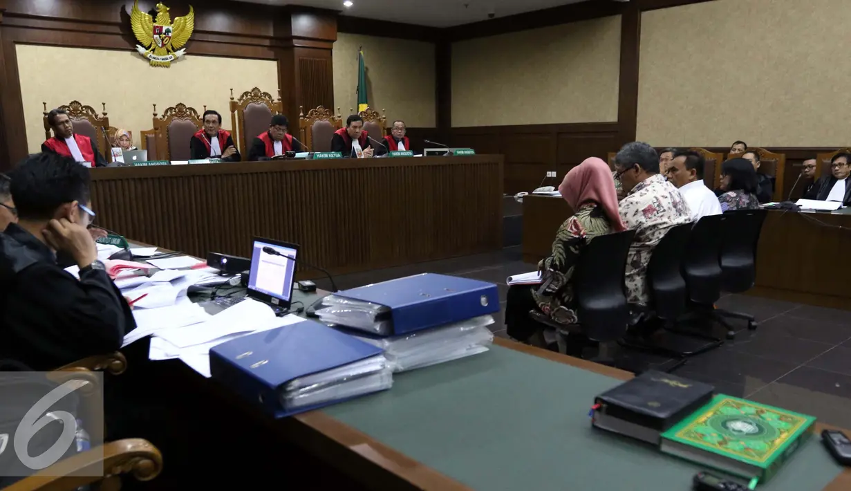 Sekda DKI dan Kepala Bappeda hadir dalam sidang saksi di Pengadilan Tipikor, Jakarta, Rabu (31/8). Selain mereka, Asisten Pembangunan Lingkungan Hidup Sekda DKI dan Kabiro Tata Kota dan Lingkungan Hidup juga ikut menjadi saksi. (Liputan6.com/Helmi Afandi)