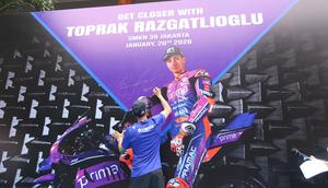 Mereka antusias melihat sosok juara dunia tiga kali World Superbike itu. Tampak dalam foto, pembalap rookie Prima Pramac Racing, Toprak Razgatlioglu menandatangani baliho Meet & Greet SMK Negeri 39 di kawasan Cempaka Putih, Jakarta Pusat, Selasa (20/1/2026). (Bola.com/M Iqbal Ichsan)